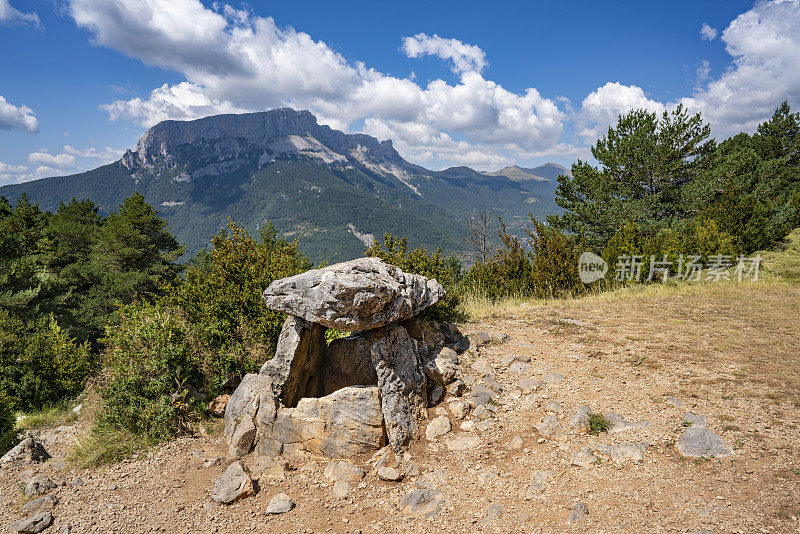 位于韦斯卡的比利牛斯山的Dolmen de Tella Aragón位于西班牙的Sobrarbe